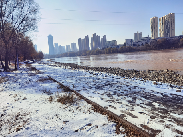 漫步黄河之滨幽静的小路