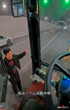 小伙开挖机去西藏，318帮助无数人脱困，却因收1000块被网友诟病