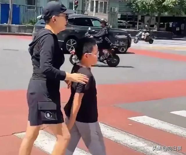 宋丹丹带孙子过马路，走路姿势像要去打刘星一样，特别飒！