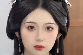 她给自己种下情蛊。只要他对别人动心，她就会忘记一件他的事情。图片