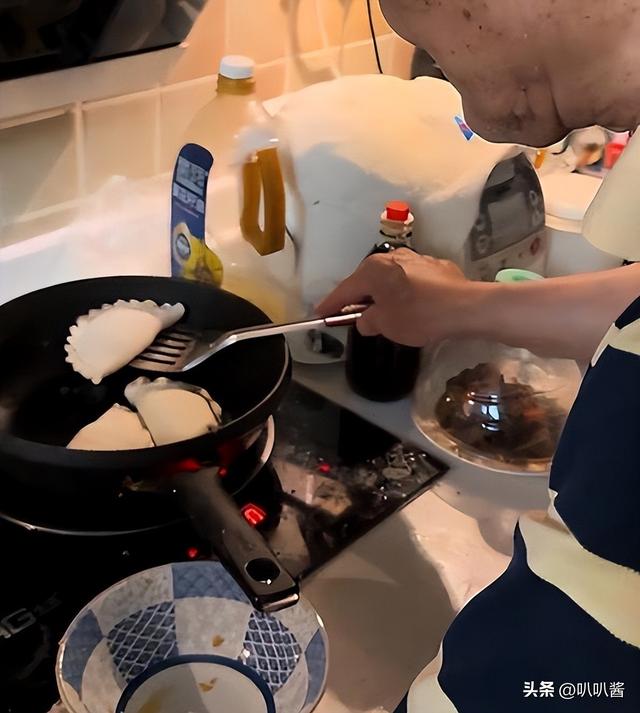 90岁牛犇近况曝光，做饭环境脏乱差，用塑料瓶保温菜、拖把当拐杖