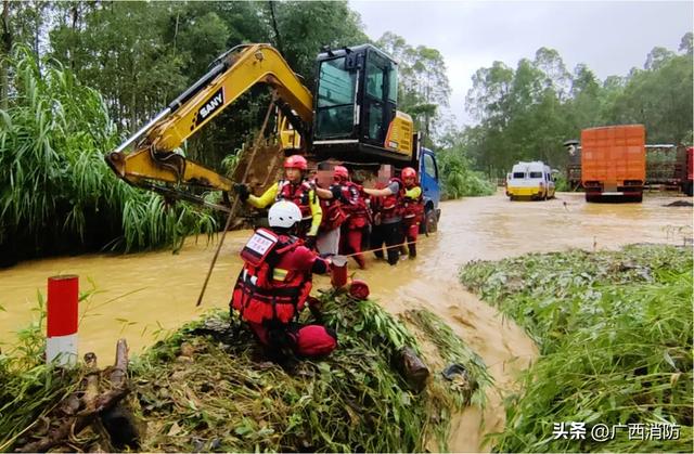 梧州河水上涨致11人被困 消防救援