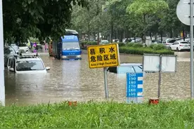 车辆、商铺被淹！南宁启动内涝一级响应， 钦州小时雨量破历史纪录，滑动60分钟雨量超过郑州720特大暴雨图片