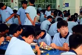 校园餐被贪污，学生写信投诉却石沉大海，原来校长竟是罪魁祸首图片