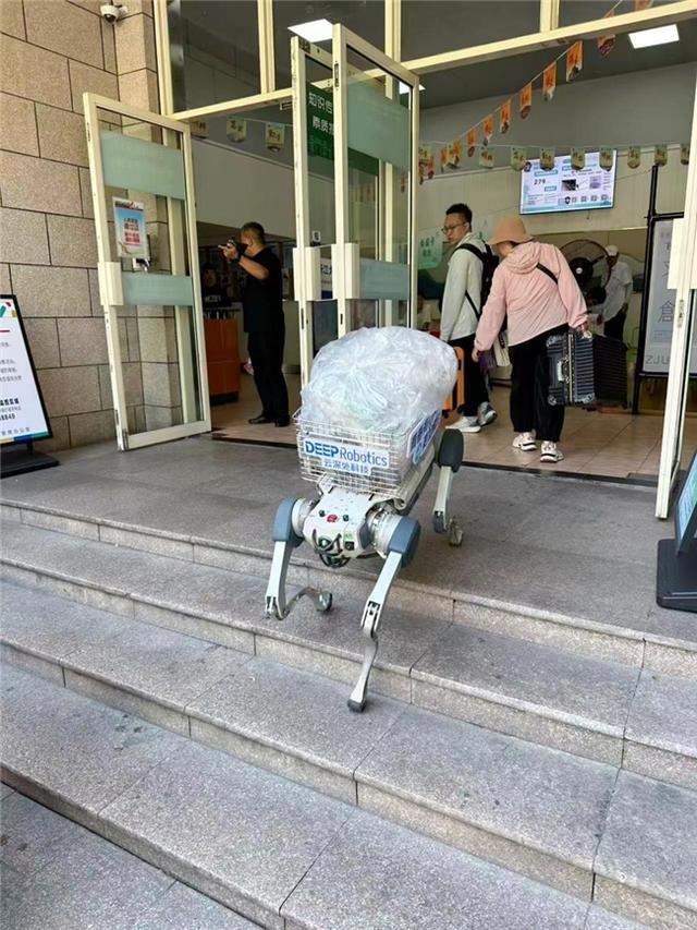 浙大开学季科技迎新再出圈，云深处机器狗成迎新“顶流”