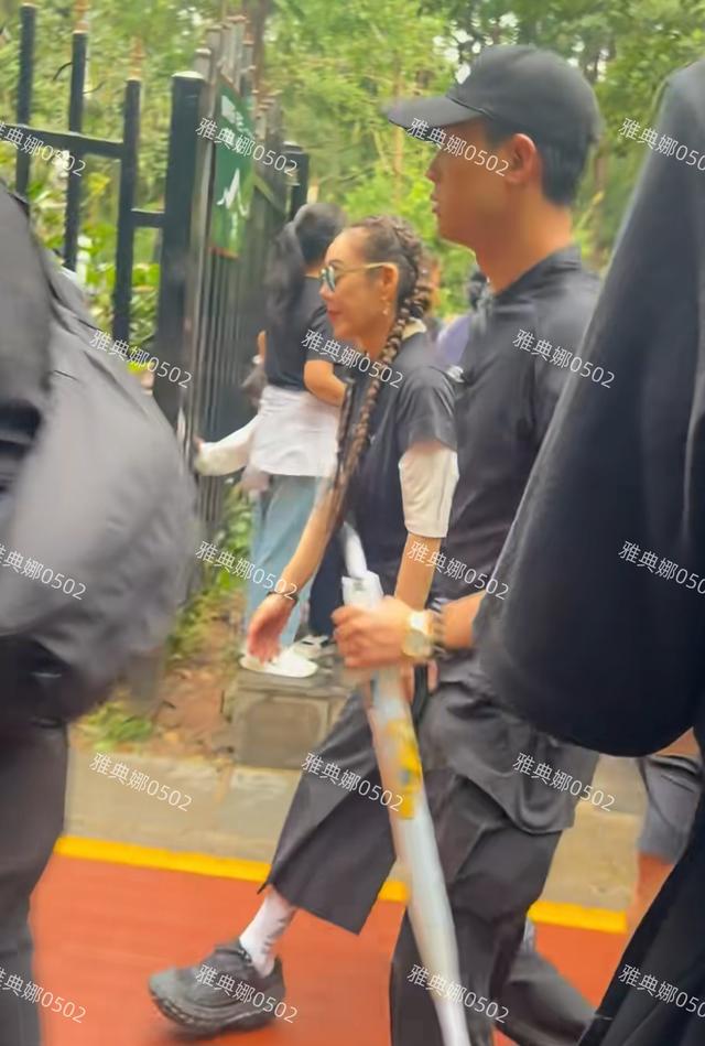 刘晓庆70的年纪18的打扮宁静矮黑胖，夕阳红老年团硬夸成一路繁花