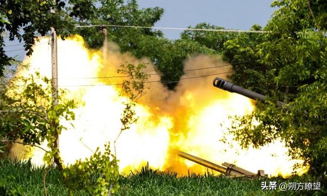 不打了？泰柬2国突然双双同意停火，激战2天伤亡惨重，13万人逃亡
