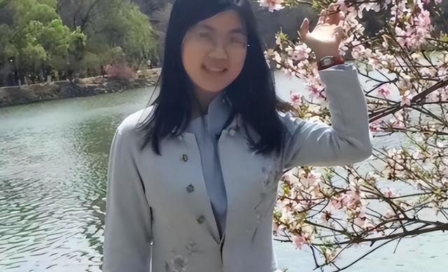 辽宁文科状元放弃72万奖学金，从港大退学再战高考，如今怎样了？