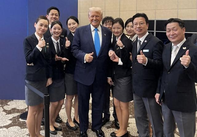 特朗普访韩细节曝光！入住酒店先点芝士汉堡，整层戒严装防弹玻璃