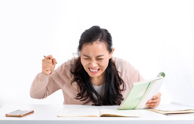 线上作业“深夜发放”成家庭新负担，家长们该如何应对？