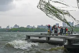 沙尘翻山越岭，竟然吹到海南去了！为什么这次能吹这么远？图片