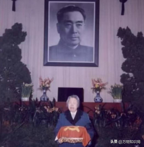 老照片：周总理当众跳起来，为邓大姐摘苹果，浪漫温馨少年气十足