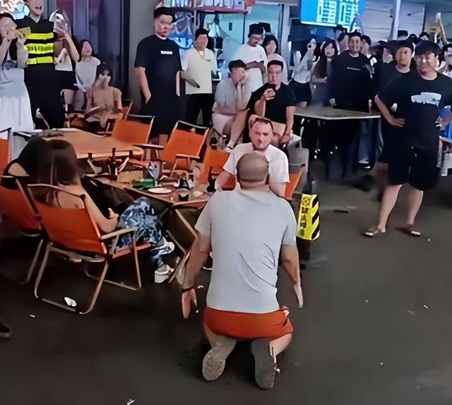 丢人到国外！男子给老外下跪后续，老外和女伴一脸得意，原因炸裂