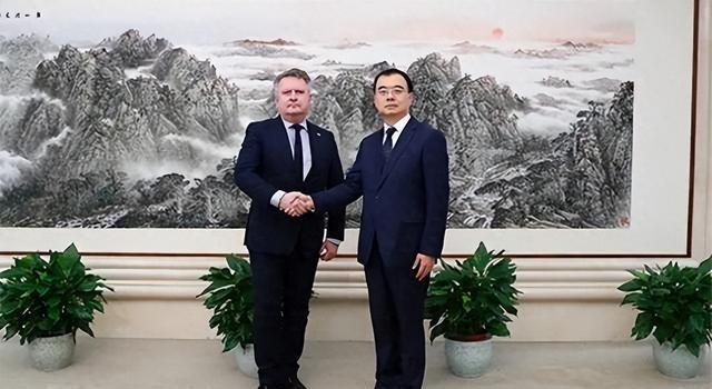 翻脸比翻书快，泽连斯基突然通知中国，准备迎接乌克兰的最新制裁