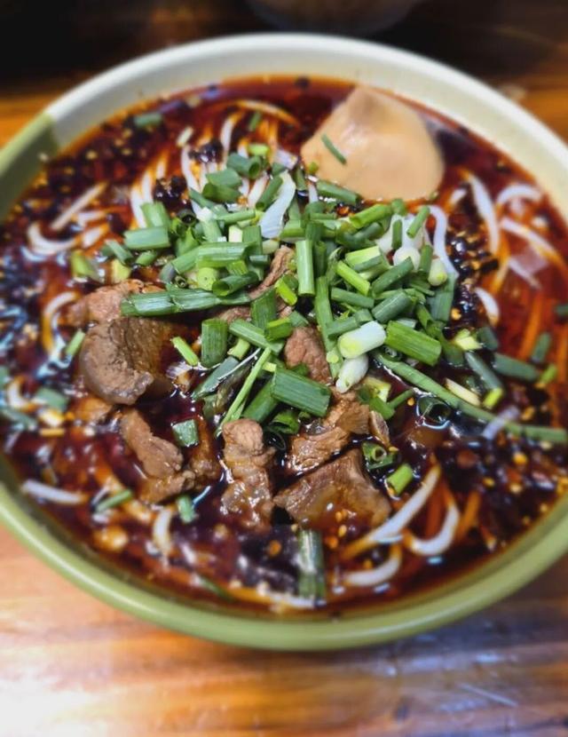 全网围观“杀猪宴”！高铁1.5h直达爆火古城，不止有刨猪汤！美食古早，均价10元吃到撑！