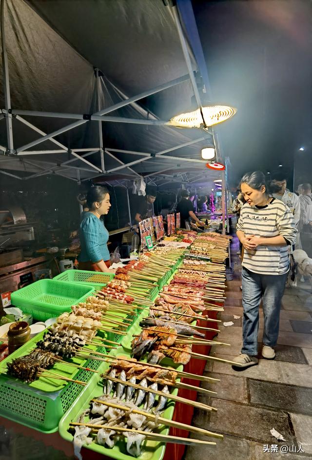 西双版纳的江边夜市