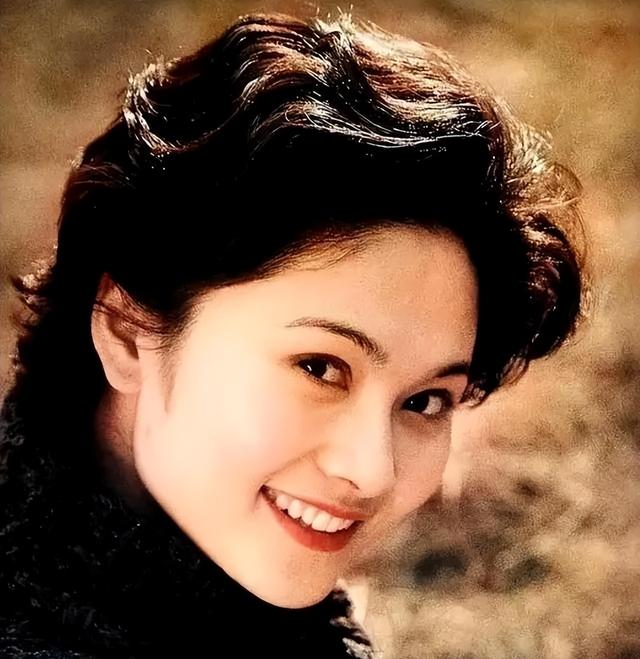 她是80年代知名女演员，嫁给军委副主席之子，离婚后过得怎么样？