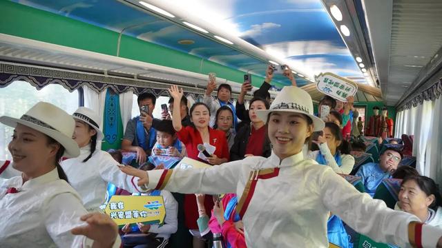 听歌、唱吧、剪纸……阿尔山号旅游列车的N种玩法