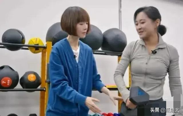 42岁贾玲和53岁鲁豫同款照好吓人，饿瘦的和运动瘦的差距太明显了