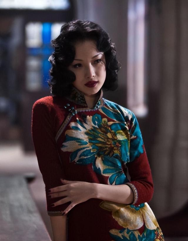 37岁倪妮晒照过圣诞，一细节暴露真实现状，难怪当初看不上冯绍峰