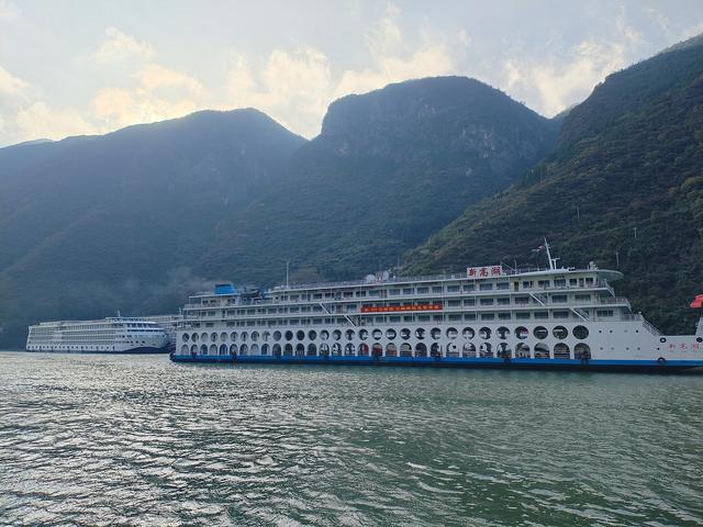 鄂渝行第四天（上）：小红船换小白船，从巫山到巴东