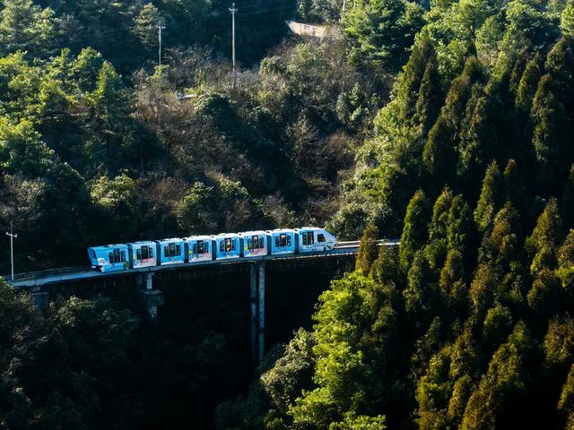 “冷资源”迸发“热效应” | 玉舍雪山滑雪场开板火爆，点燃南国冰雪激情