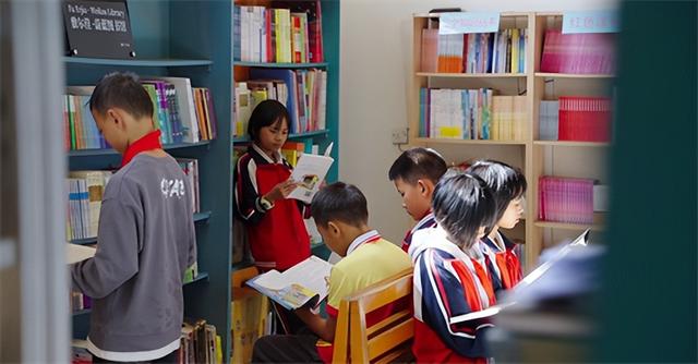 北国南疆书为媒，敷尔佳蔚蓝图书馆走进华坪