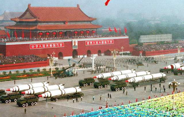 你的国庆记忆是什么？从威武阅兵到出门旅游，一部简史暴露年龄
