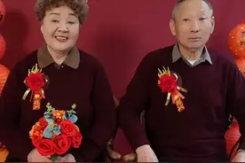 47岁演员王一楠给父母拍金婚照，叹：两人相濡以沫50年，不容易！图片