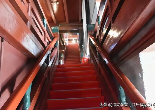 俯仰古今，一眼怀古	，一眼繁华——登明城墙角楼