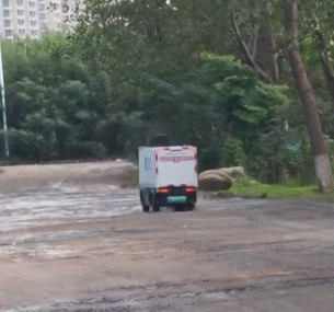 新型马路判官上路，无人物流车狂奔
