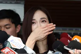 民众党内斗？美女发言人竟哭着辞职，沈富雄直言对柯文哲伤害不小图片