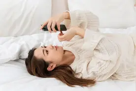 大家千万不要这样玩手机了，对眼睛很危险！图片