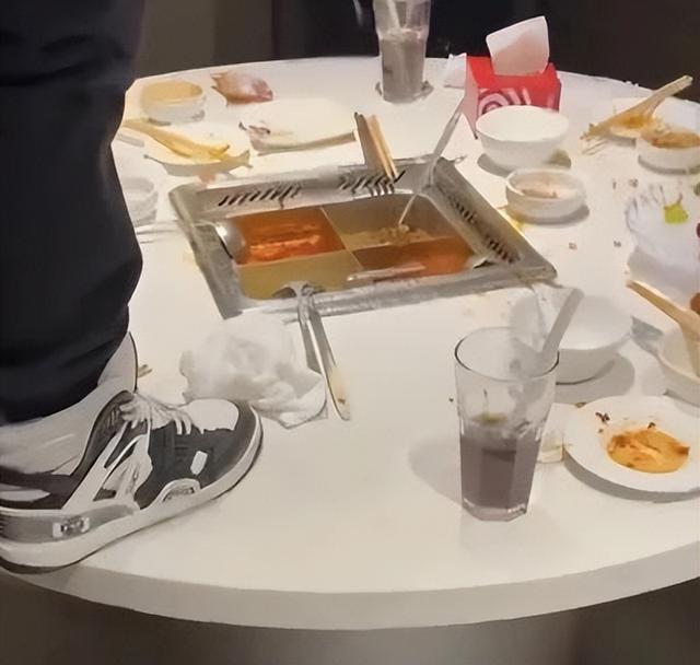 最高法披露“海底捞小便案”详情 两名17岁男生往火锅里小便 家长被判赔220万 律师：这属于监护人兜底赔付