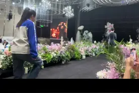 爱情的模样！婚礼上新娘穿校服入场新郎泪奔图片