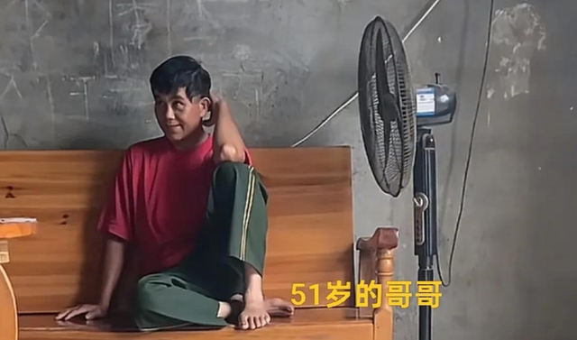 广西两兄弟51岁42岁仍是光棍，住毛坯房！姐姐回家后当场崩溃痛哭