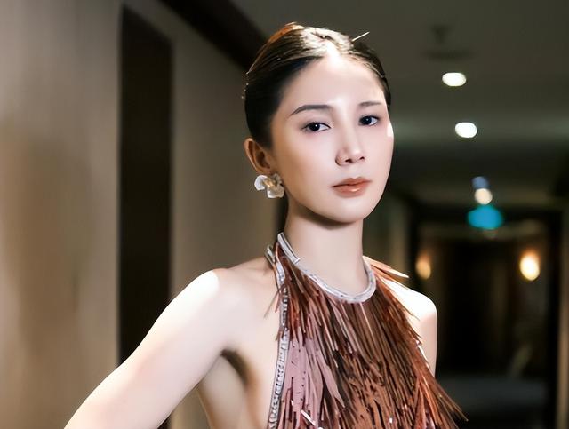 离婚8年，一别两宽	，如今的黄景瑜，已是王雨馨高攀不起的存在