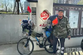 环游中国的骑行大叔途经苏州 富强社区赠送御寒物品图片