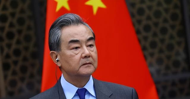 美航母舰队进战位，委电话打到北京，救不救马杜罗？王毅斩钉截铁