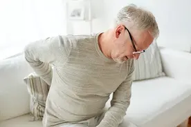 总是腰痛怎么恢复？医生提醒：学会这4个动作，躺着也能护腰图片