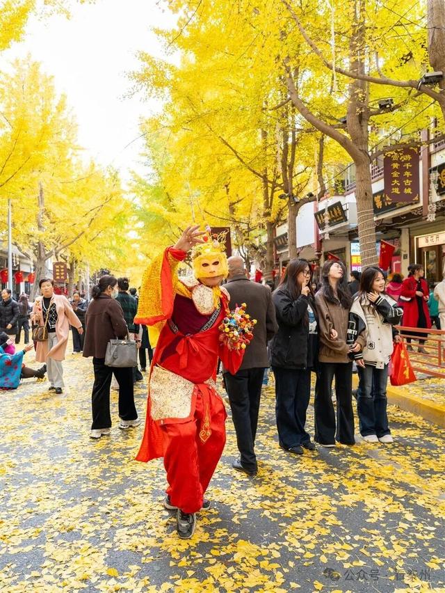 比人山人海还火爆的场面！就在天水“黄金大道”…