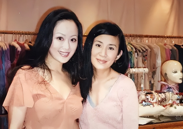 败光两任亿万家产，为还债拍三级片，如今62岁坦言后悔嫁给钟镇涛