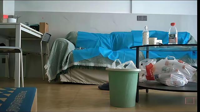 副院长视频后续！眼科女主任爱干净	，旧沙发上铺了两张无菌床单