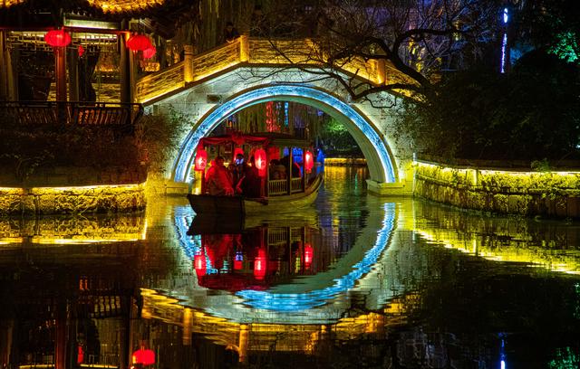 桥影渡星河，古墙浸夜色