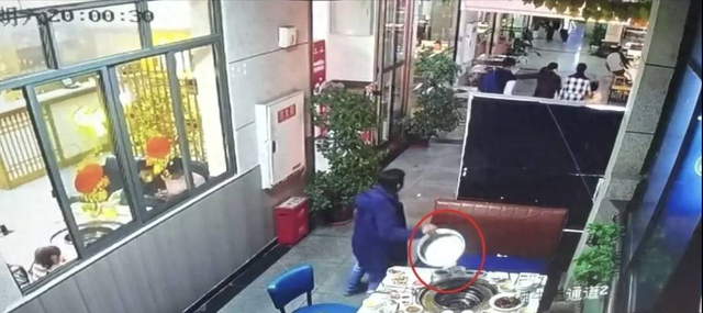 10人聚餐逃单后续：10人已社死，组局人身份被扒	，张某正脸照曝光