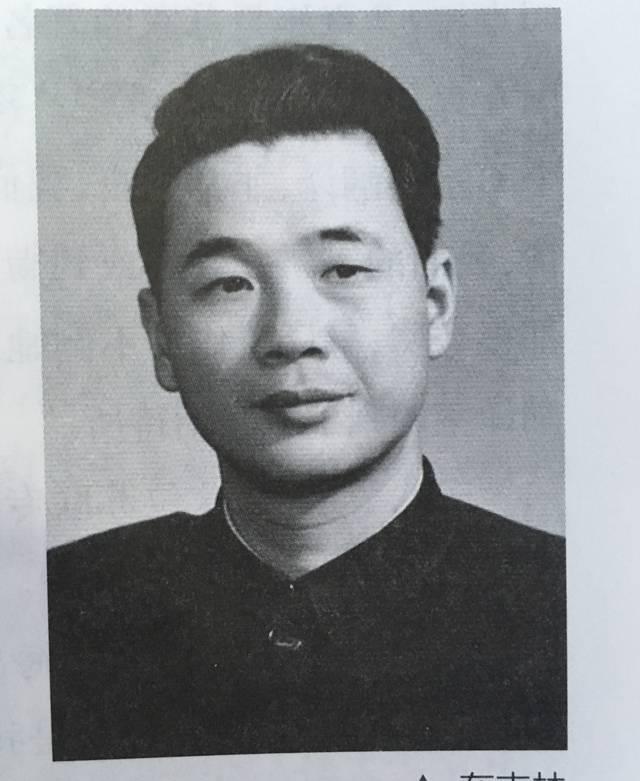 1965年，李鹏总理和儿子李小鹏、李小勇的合影，他37岁，气质不凡