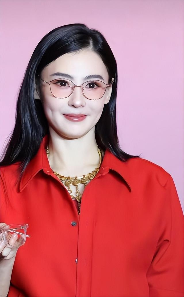 谢霆锋也没想到，张柏芝会因阅兵当天的一特殊举动，实现口碑暴增