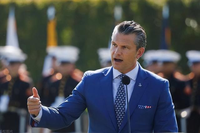 特朗普已连炸7国，美防长逼中国往后退，102架次美军机分批进南海