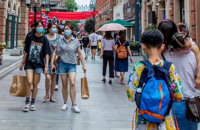 2025年轻人彻底“脱轨”:不是穷疯了,是集体大梦初醒了!