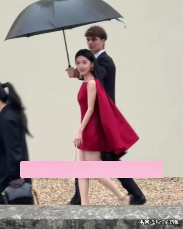 范丞丞终于如愿了 28岁章若楠斗篷红裙闪耀巴黎 美的太突出了